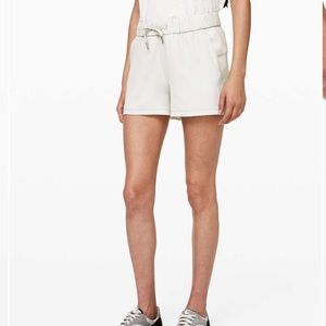 NWT Lulu On the Fly Shorts in Silverstone
